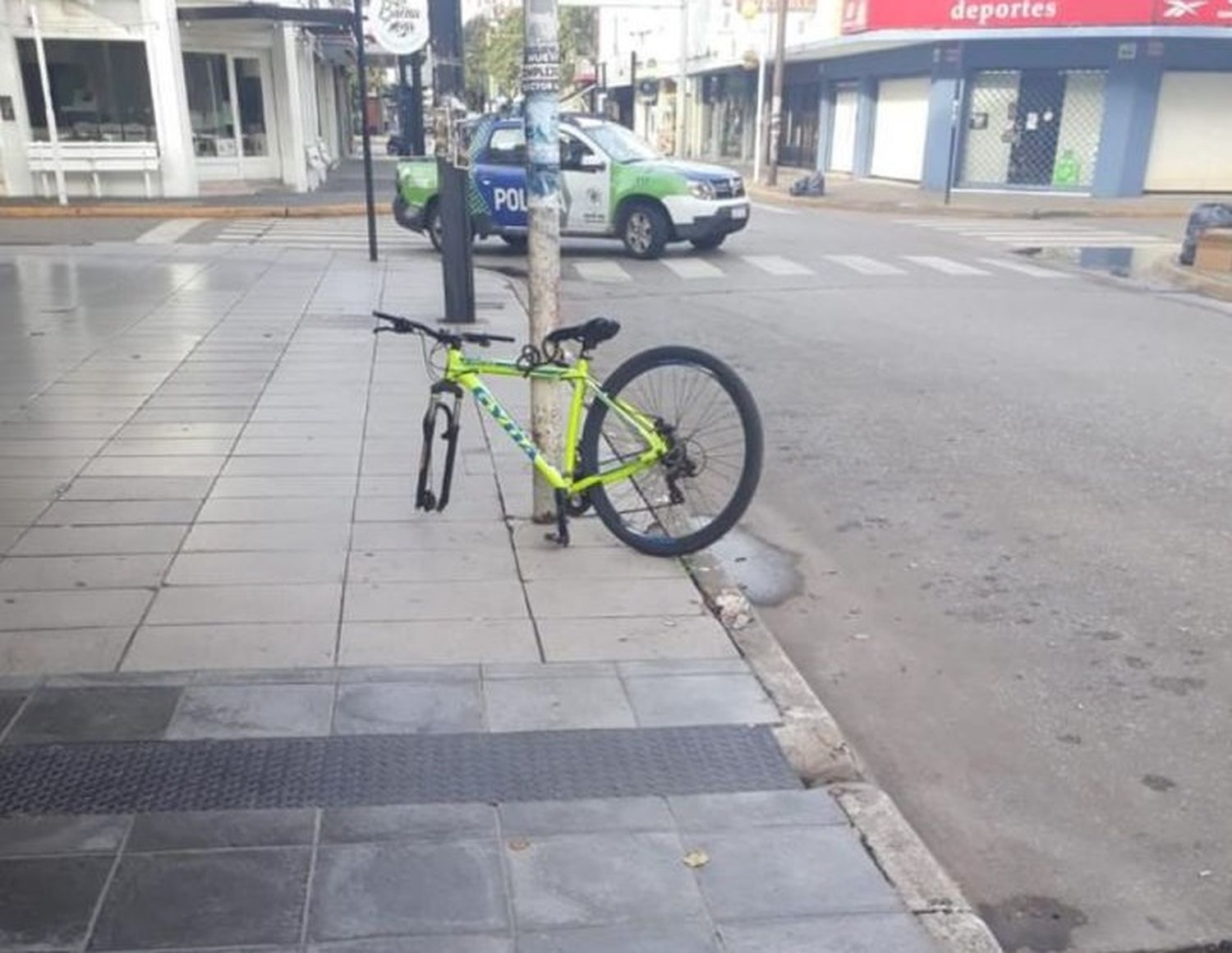 Así robaron la bicicleta a una empleada que fue a trabajar el domingo