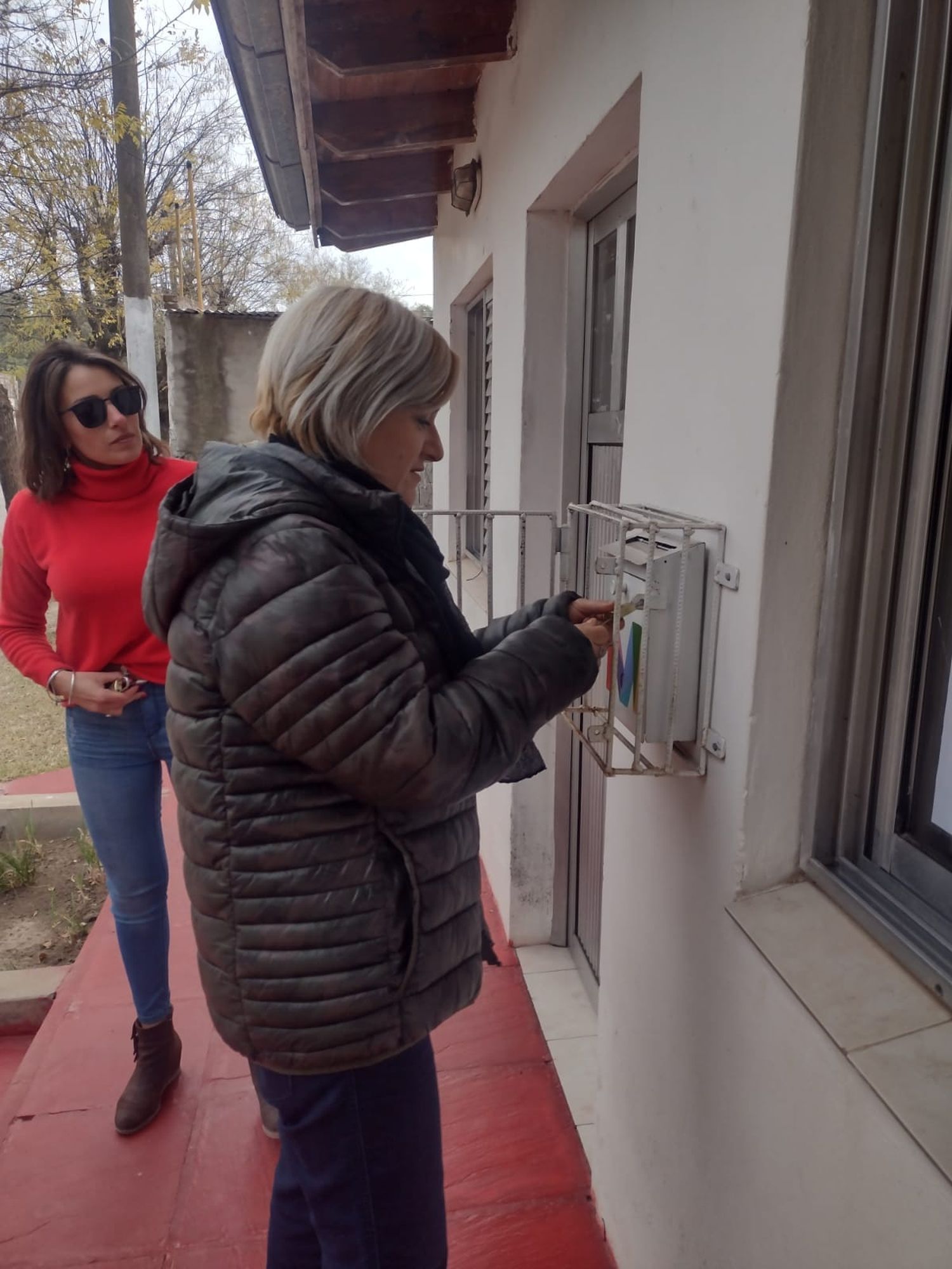 El momento de la apertura del buzón donde depositaron denuncias anónimas.