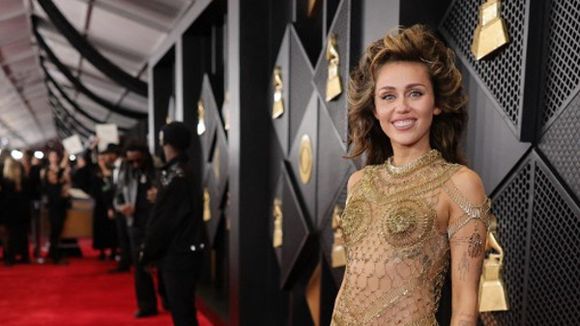 EN FOTOS: así pasaron los famosos por la alfombra roja de los Grammy