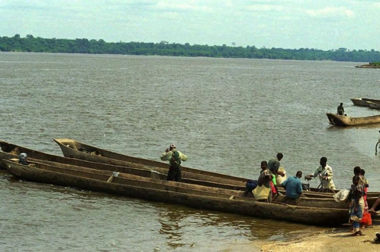 Naufragio en el Congo: al menos seis personas muertas y 64 desaparecidas