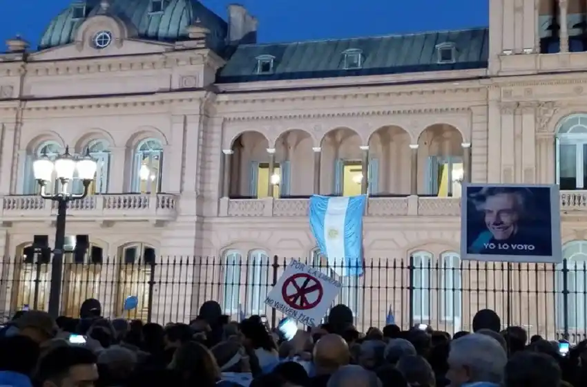 Macri salió al balcón de la Rosada para saludar y agradecer a la gente que se movilizó