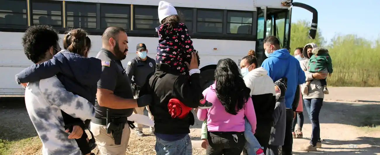 ¡ALERTA! MIGRANTES con parole humanitario que no cambien su estatus deberán salir de EE. UU. o serán deportados