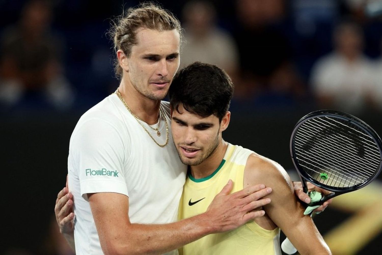 Zverev saluda a Alcaraz, tras el triunfo en los cuartos de final