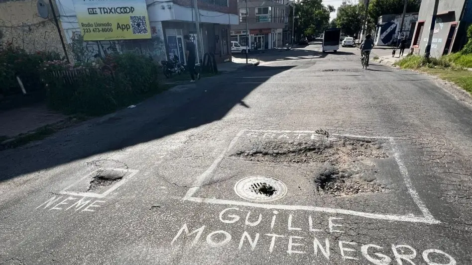 Vecinos de Plaza Peralta Ramos visibilizan un bache con ironía
