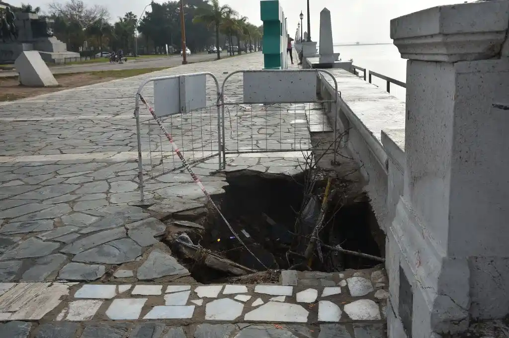 Impresionante socavón en la costanera oeste de la ciudad de Santa Fe
