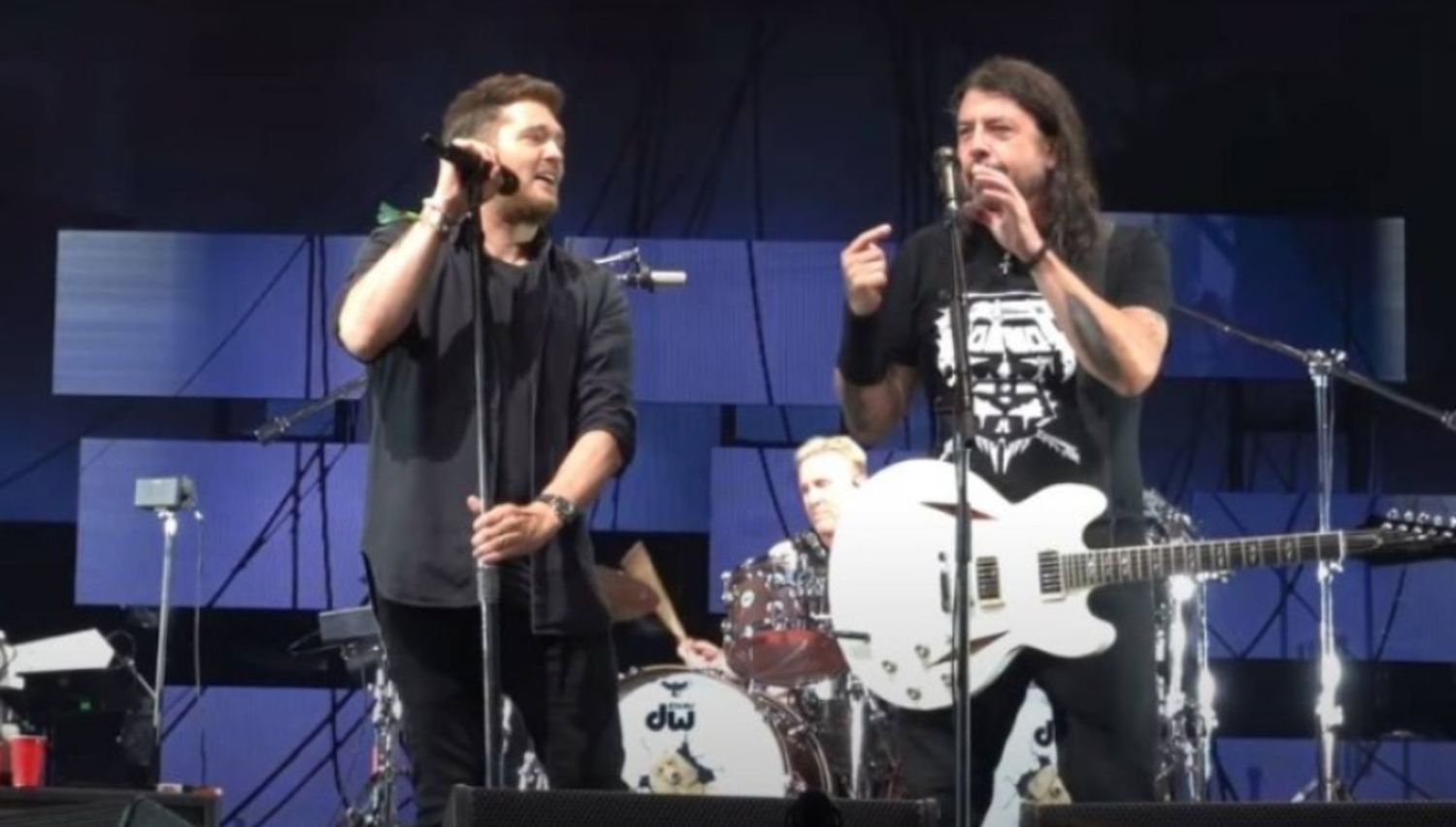 Michael Bublé irrumpió en el escenario de Foo Fighters para mostrar su versión más rockera