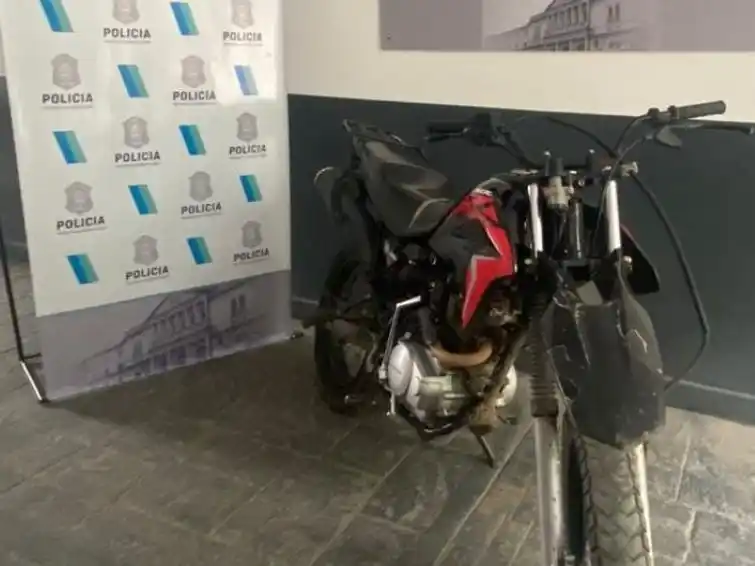 Al momento de la actuación, se constató que el rodado, de marca Honda XR 150 cc, no tenía la patente colocada.