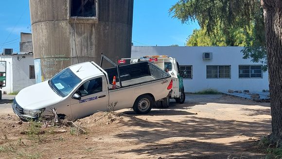 Camioneta cayó en un pozo en el predio del Tanque Copa: la tuvieron que sacar con la grúa