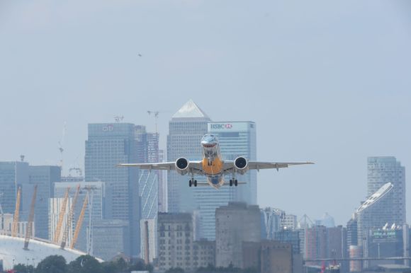 El nuevo rey de London City: EASA certifica al Embraer E190-E2 para aproximaciones pronunciadas