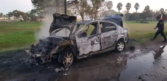 Un auto se incendió tras chocar a un camión y fue consumido por las llamas