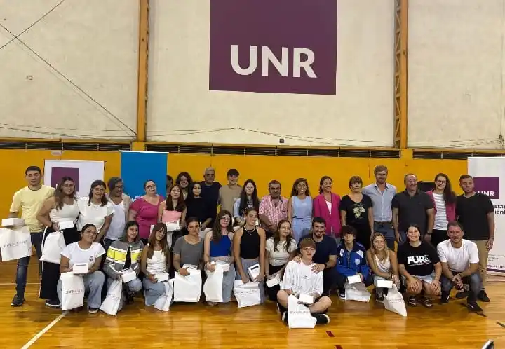 Estudiantes, familiares y funcionarios el día de la inauguración de la residencia en Rosario.