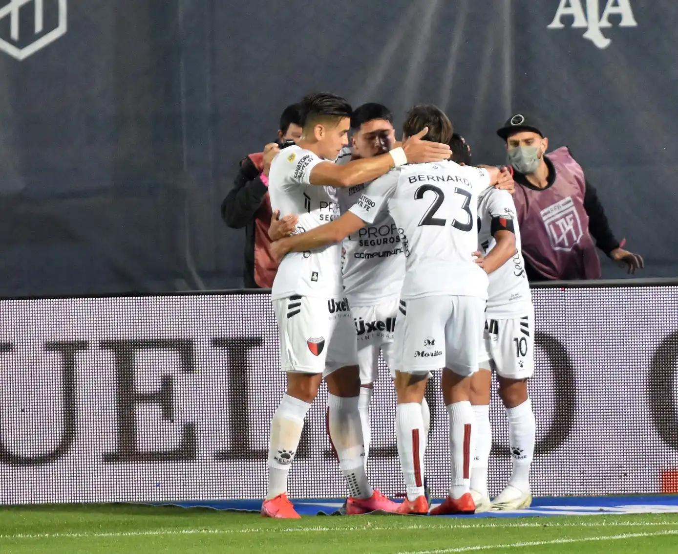 Colón aprovechó sus chances, eliminó a Independiente y es finalista