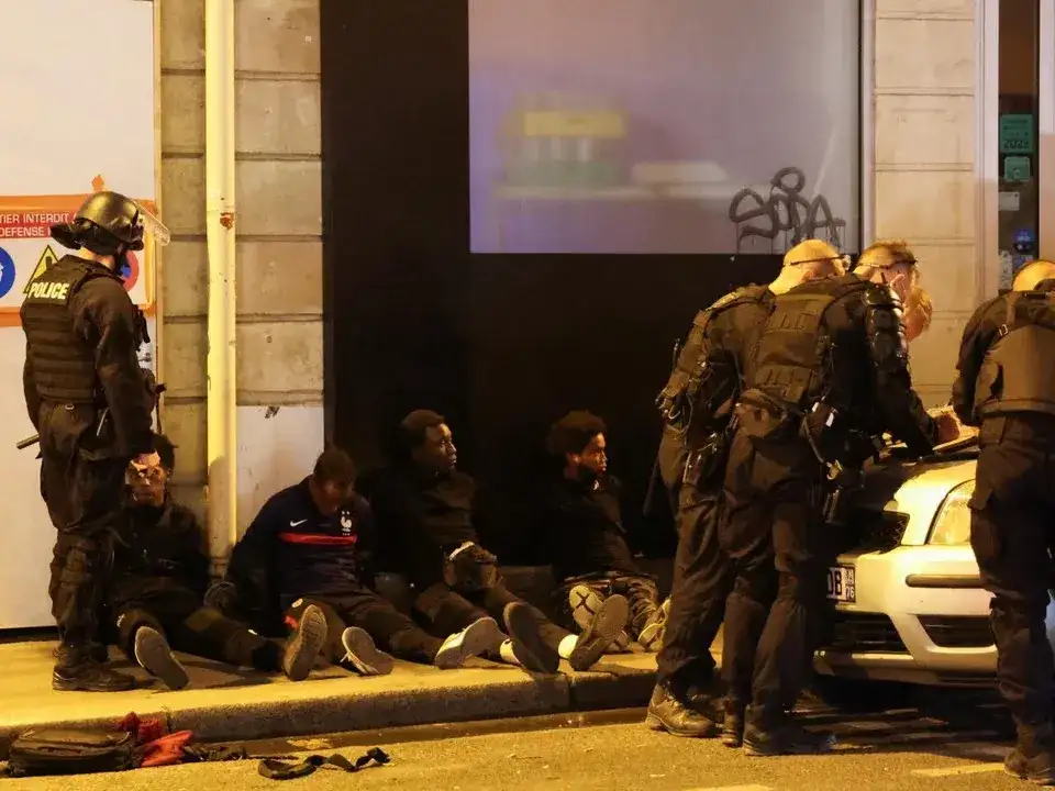 Violentos choques entre policías y estudiantes en la noche francesa