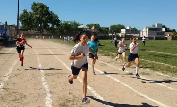 Con más de 200 chicos, se desarrolló el Torneo Interescolar de atletismo