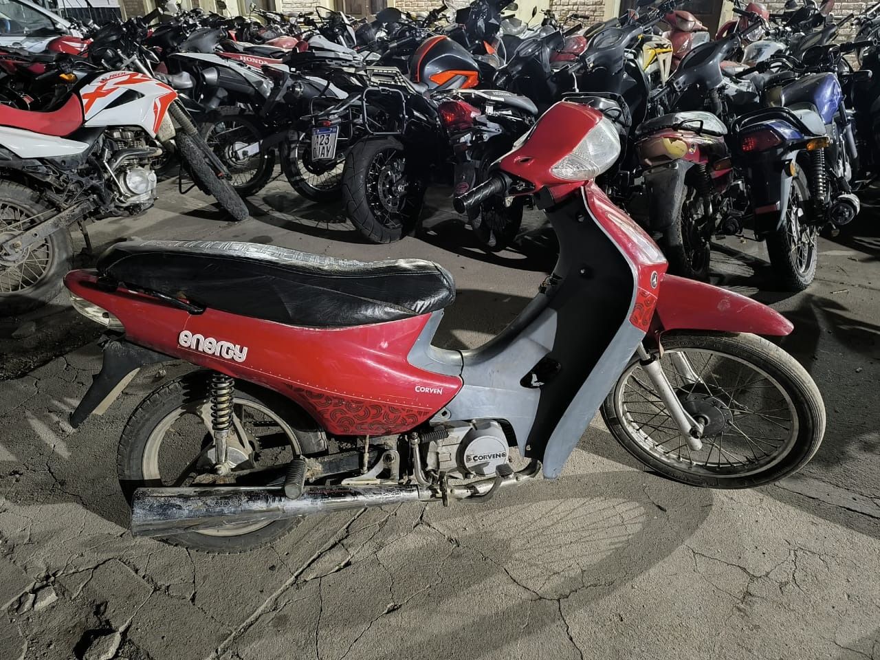 Motocicleta en la que circulaban los jóvenes que amenazaron un aun arma a la guardia local