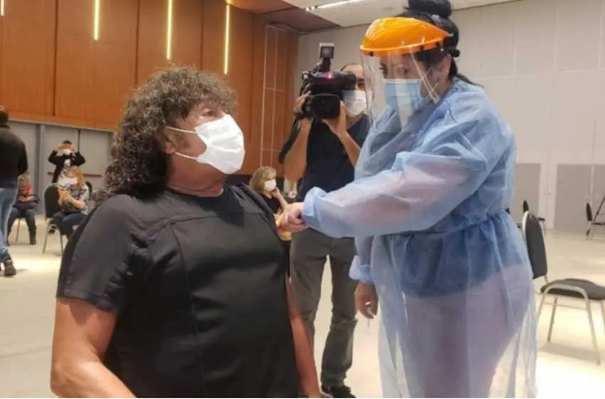 Vacunaron a La Mona Jiménez: «Ahora sé que voy a tener un poquito más de libertad»