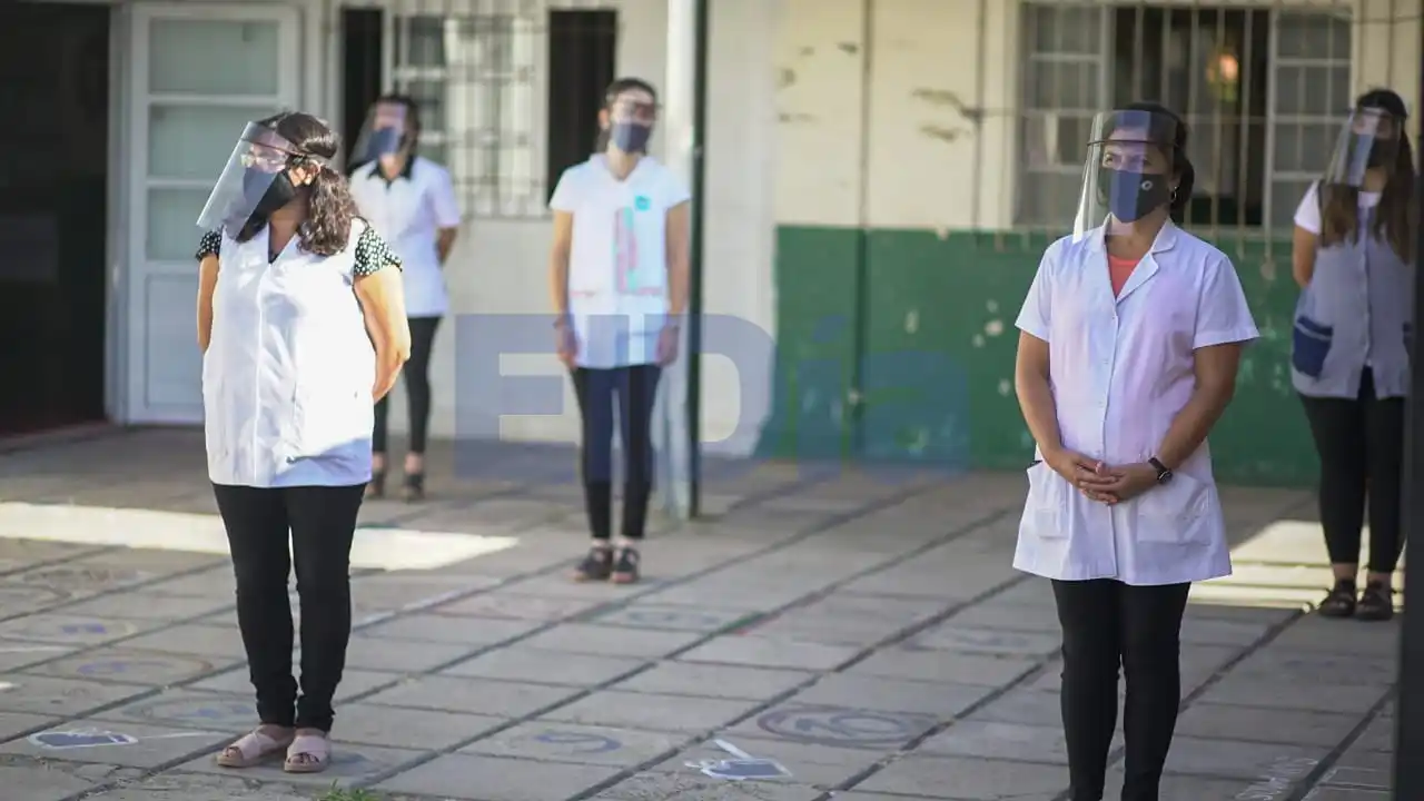 Con protocolos y paro docente, los chicos volvieron a las aulas en la ciudad