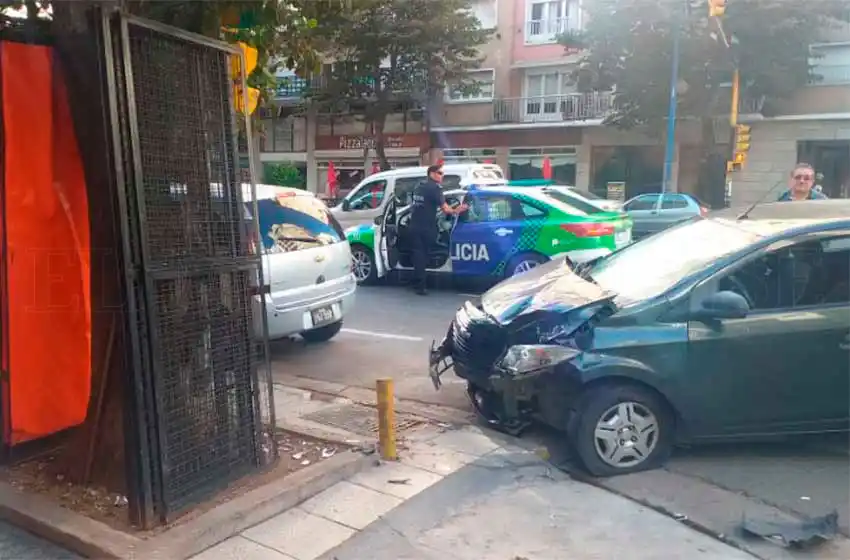 Otro siniestro vial en la avenida Colón: una mujer se salvó de milagro