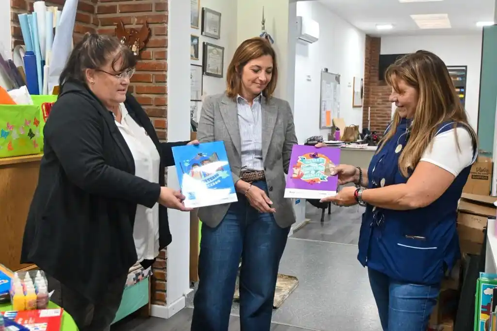 Escuelas de las ciudades de Santa Fe y Rosario recibieron 300 kits con artículos de librería, útiles escolares y libros del Plan Raíz.
