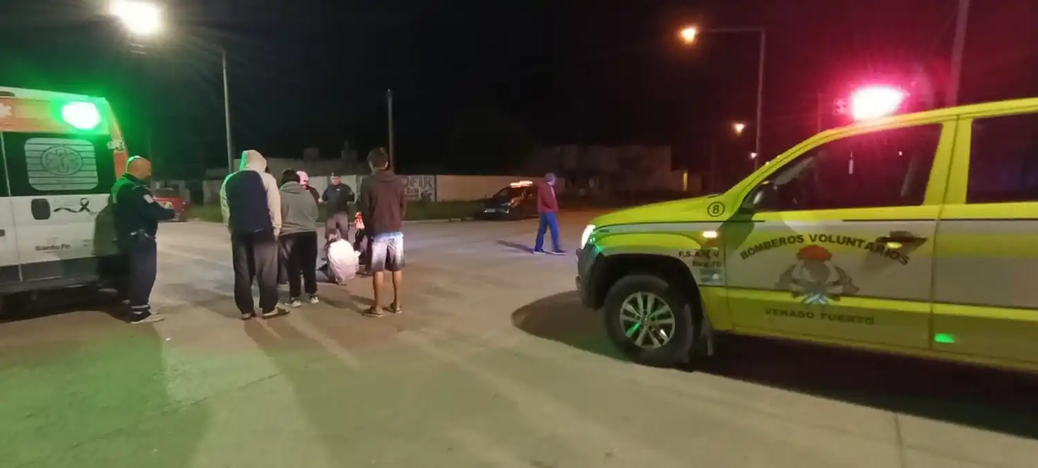 Una de las personas lesionadas en atendida en la vía pública.