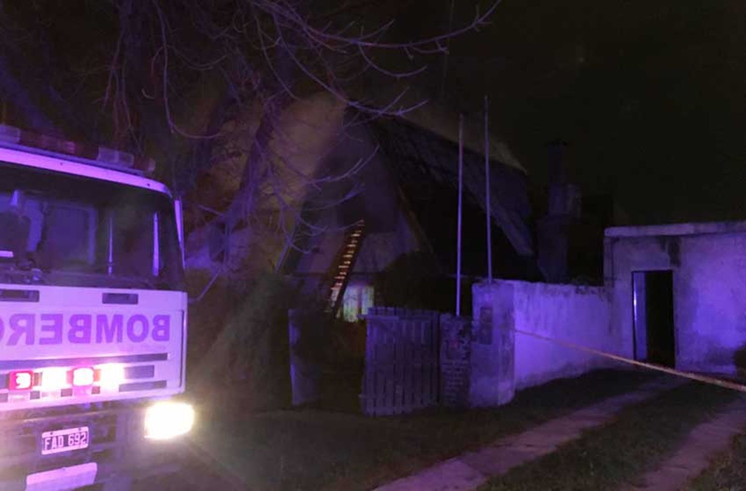 Se incendió una vivienda y bomberos trabajan para combatir las llamas