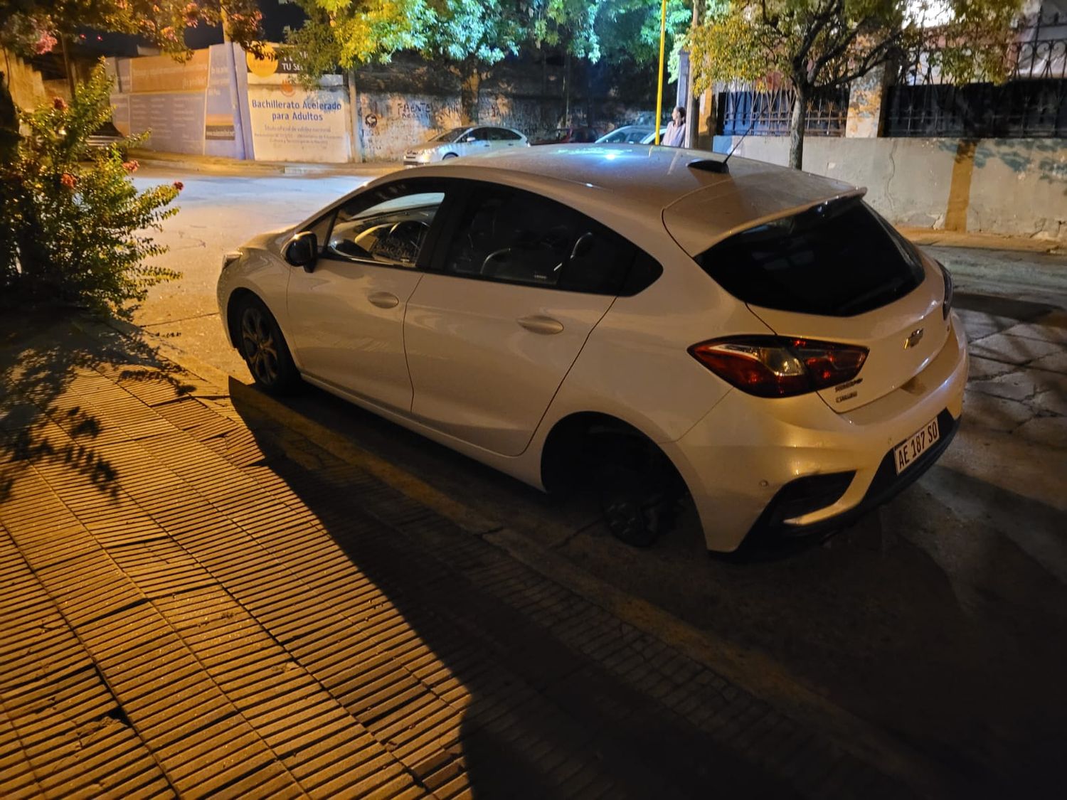 Detuvieron a dos “roba ruedas” que atacaron varios autos en la zona del centro