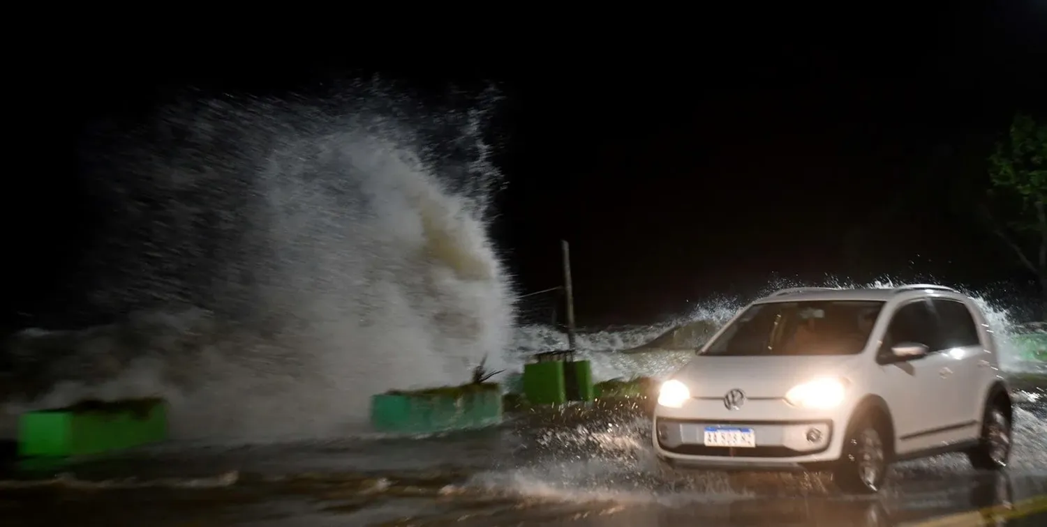 El fenómeno climático hizo crecer rápidamente el río y las aguas superaron el nivel en varios puntos de la provincia de Buenos Aires. Foto: Eva Cabrera / Télam