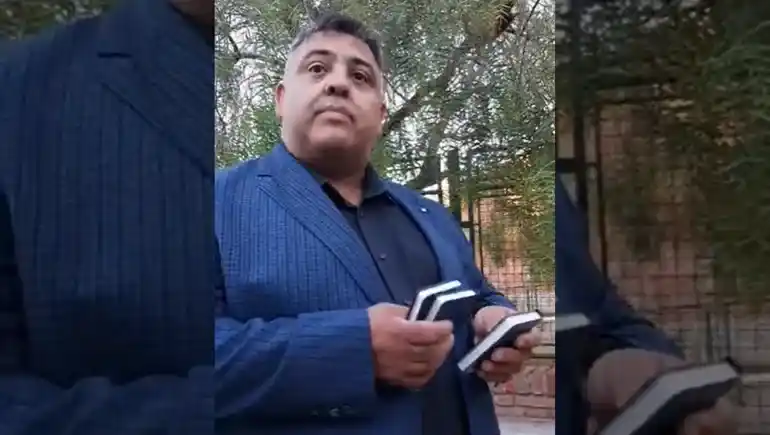 Indignación en una escuela de Neuquén por la entrega de biblias a niños en la vereda