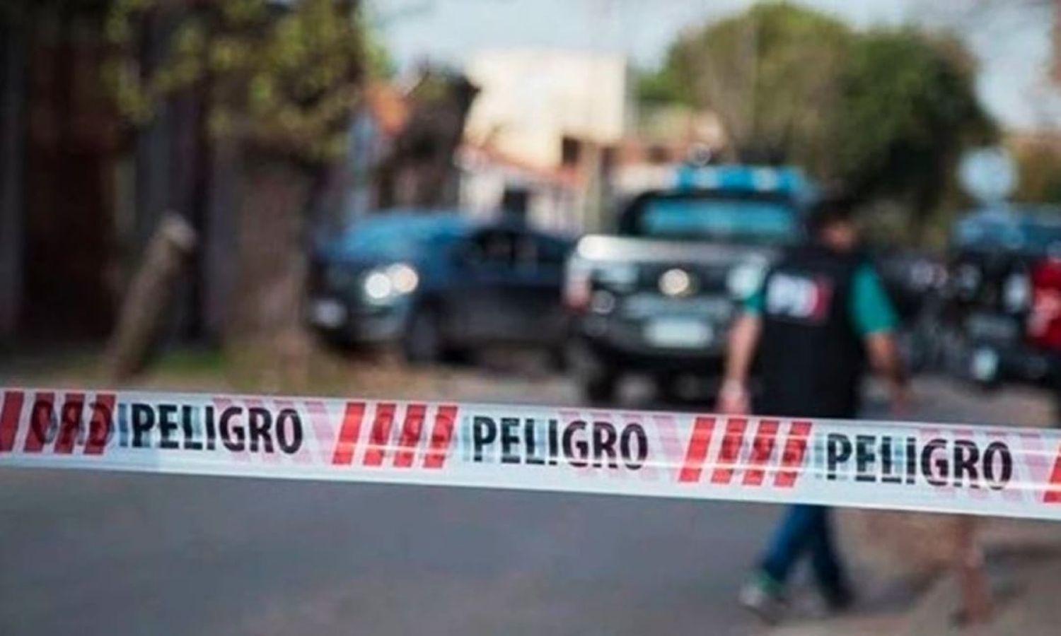 Balearon a un hombre mientras esperaba el colectivo frente al Distrito Oeste