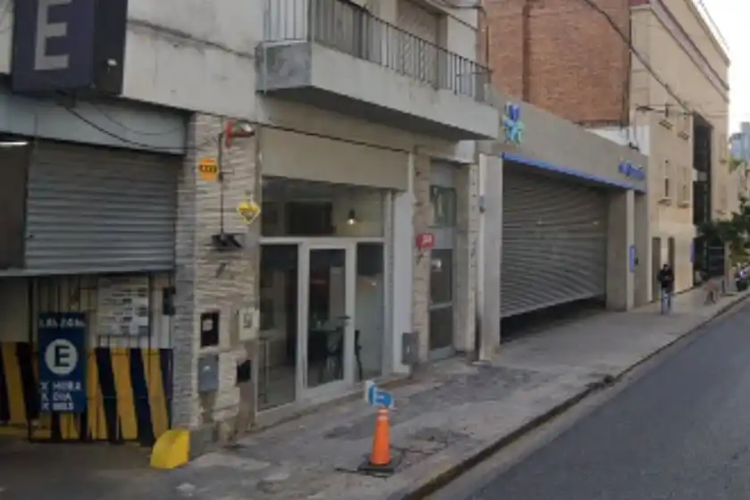 Dos hombres intentaron forzar la puerta de un bar para robar y fueron detenidos