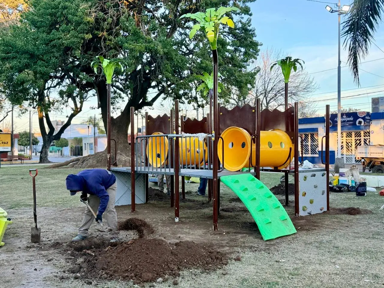 Continúa la instalación de nuevos juegos en la Plaza de la Paz y avanza la etapa final de su remodelación