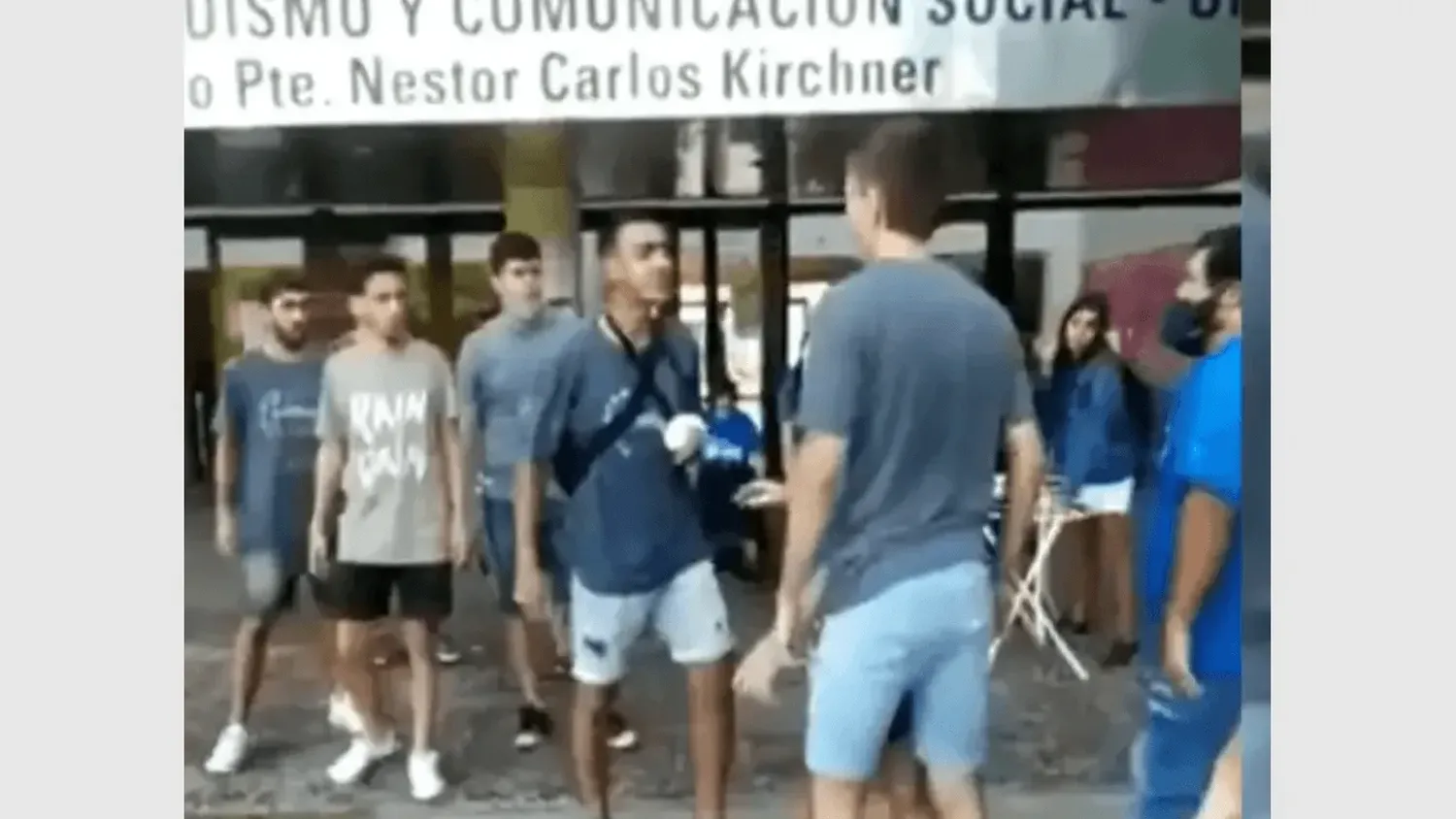 Video: estudiantes kirchneristas a las piñas en la facultad