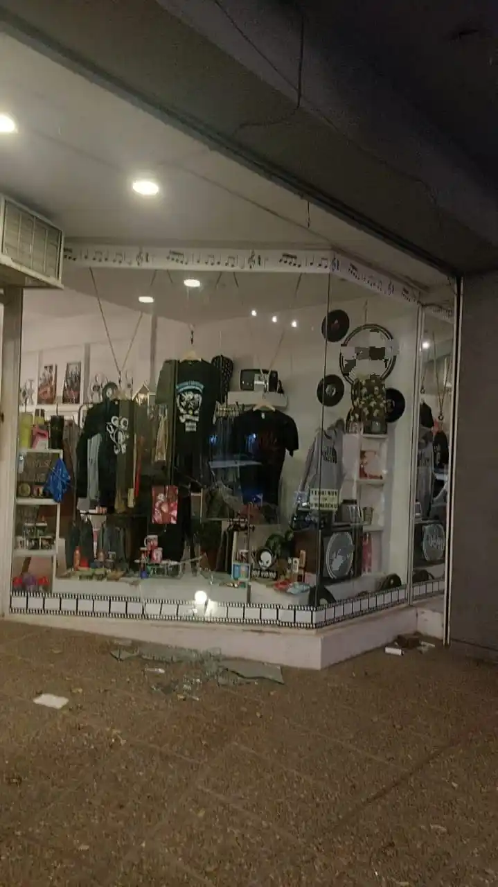 Seis menores de entre 12 y 15 años rompieron la vidriera de un comercio en plena 25 de mayo