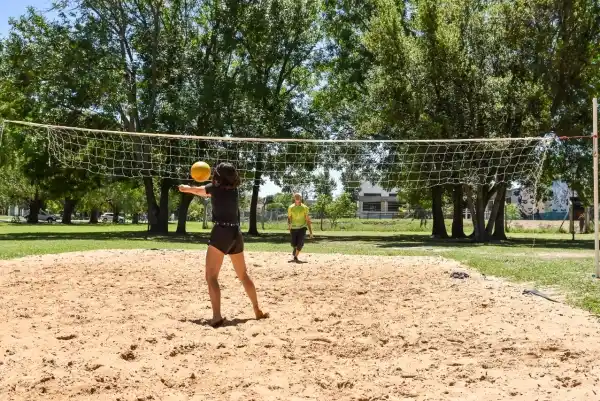 Inauguran oficialmente con un torneo la nueva cancha de beach vóley en Chascomús