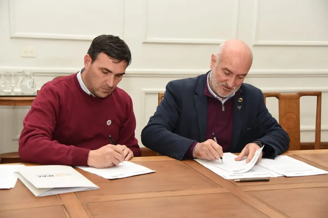 Firma del convenio de trabajo conjunto entre la Unicen y el IPAC.