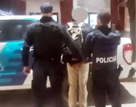 Dañó vidrio de un negocio y lastimó a una persona