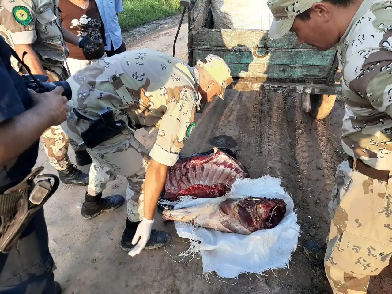 Detuvieron a dos personas que Iban en un carro con una gran cantidad de carne vacuna