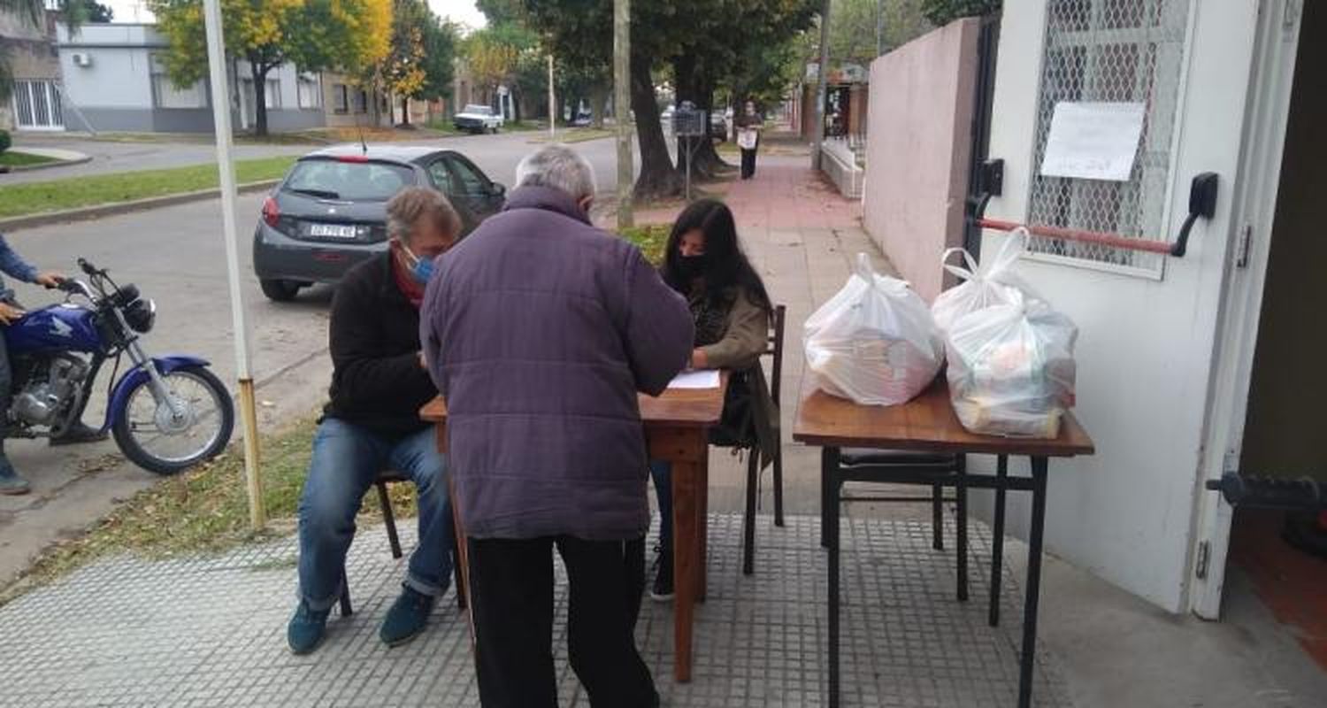 Continúa la entrega de bolsones de Pami en el Centro de Jubilados
