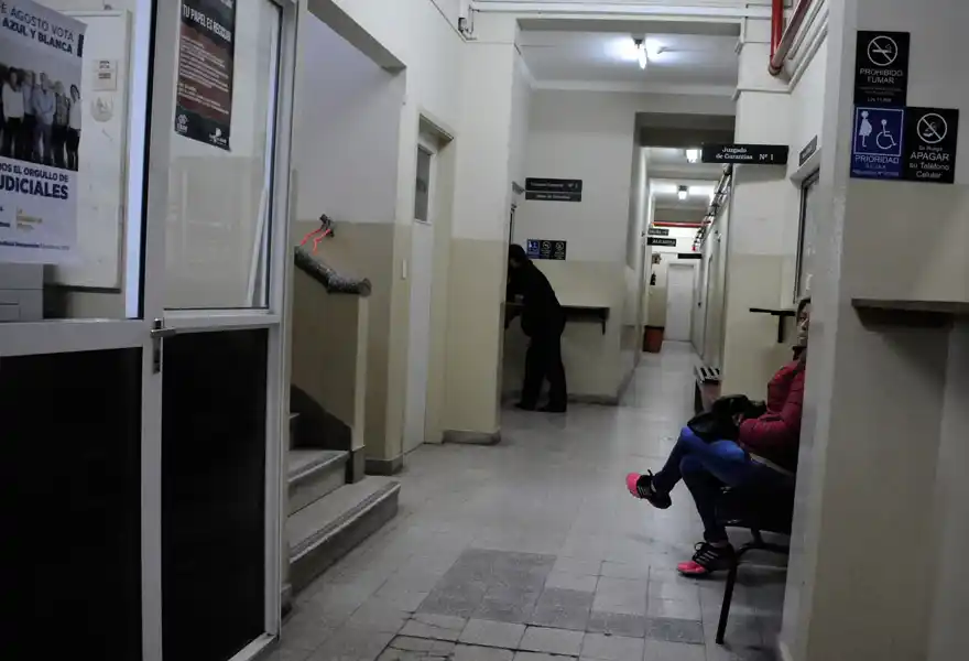 Un policía con un cómplice a juicio, acusados de cobrar una dádiva 