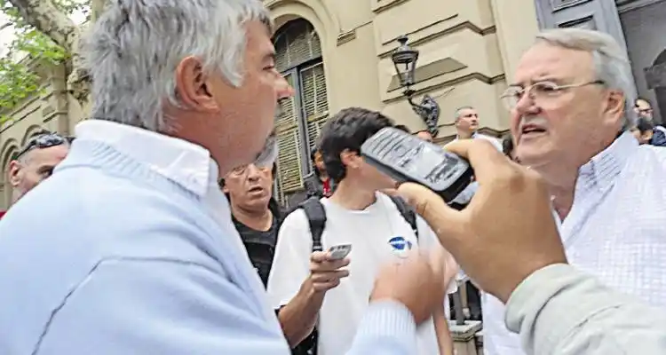 La discusión fue afuera del recinto y sin pelos en la lengua