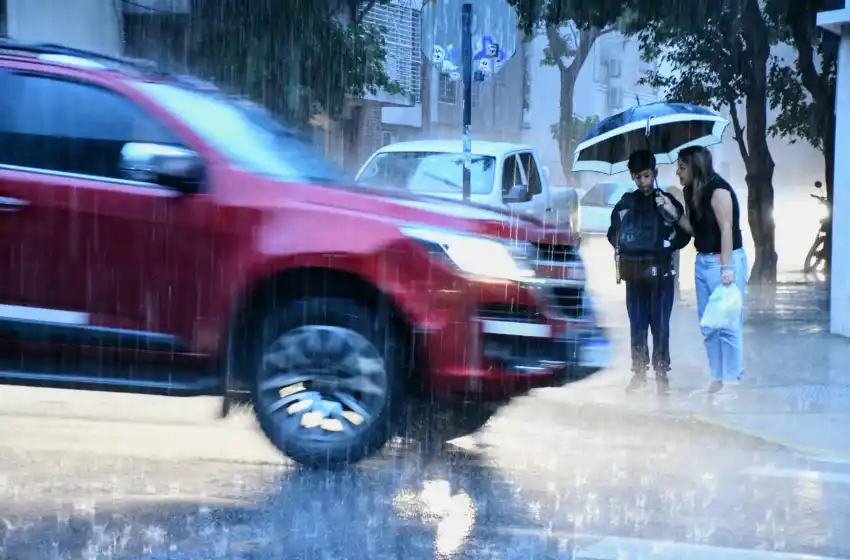 Granizo, alerta, lluvia incesante y calles inundadas: el combo de este viernes en Rosario