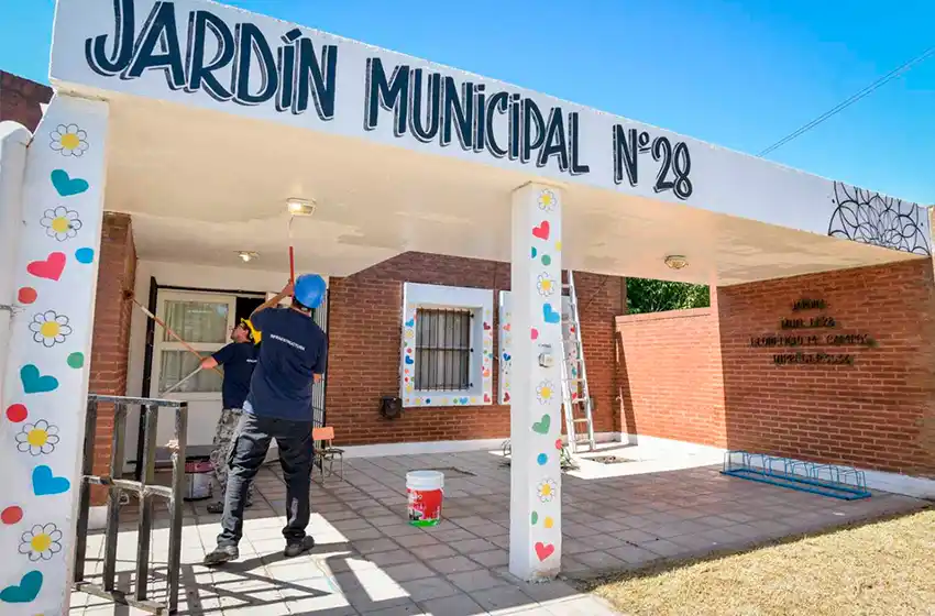 A poco de la vuelta a clases, siguen los trabajos en las escuelas municipales