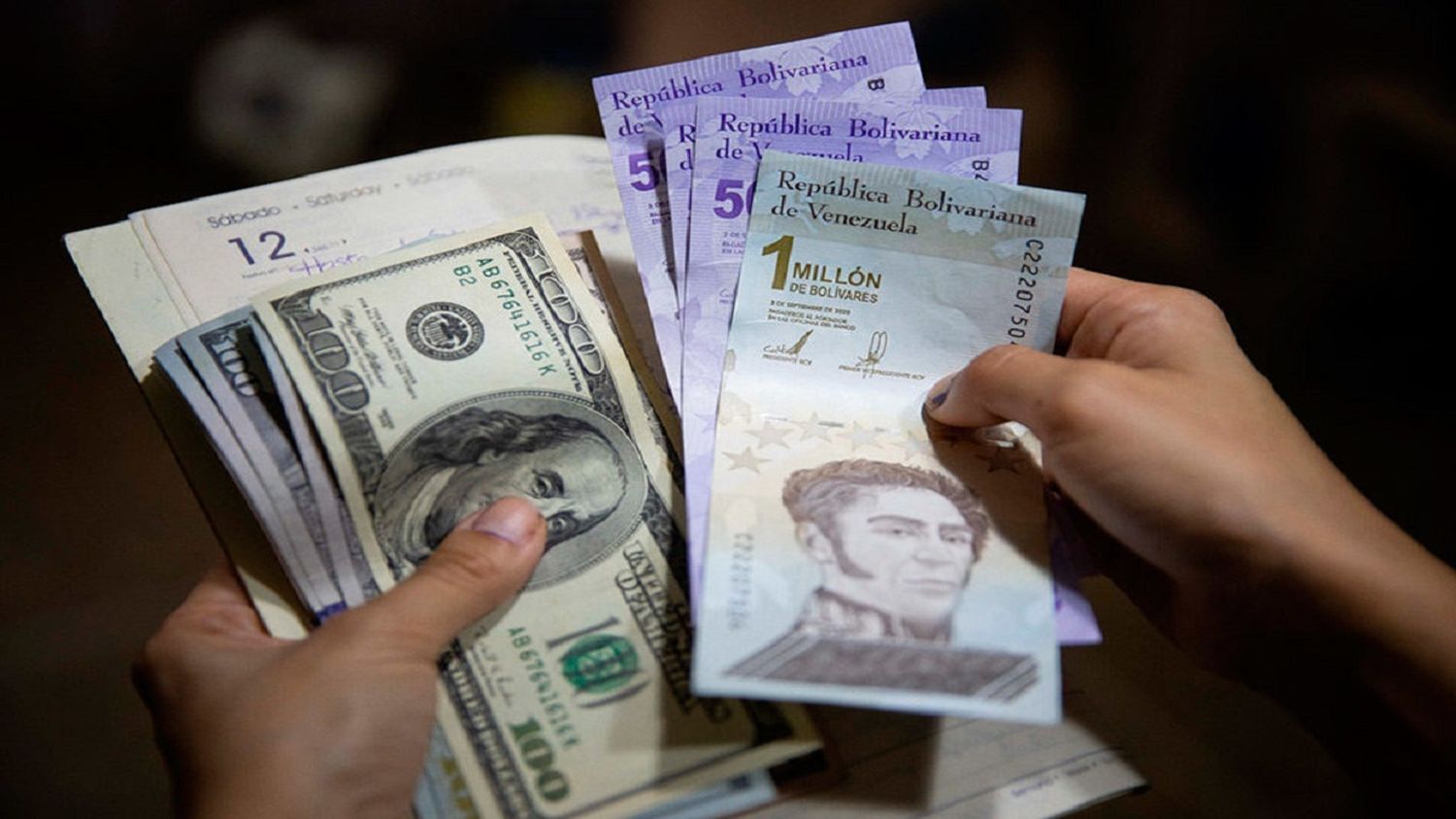 El BOLÍVAR perdió 30,9% de su valor frente al dólar este año (+Cifras)