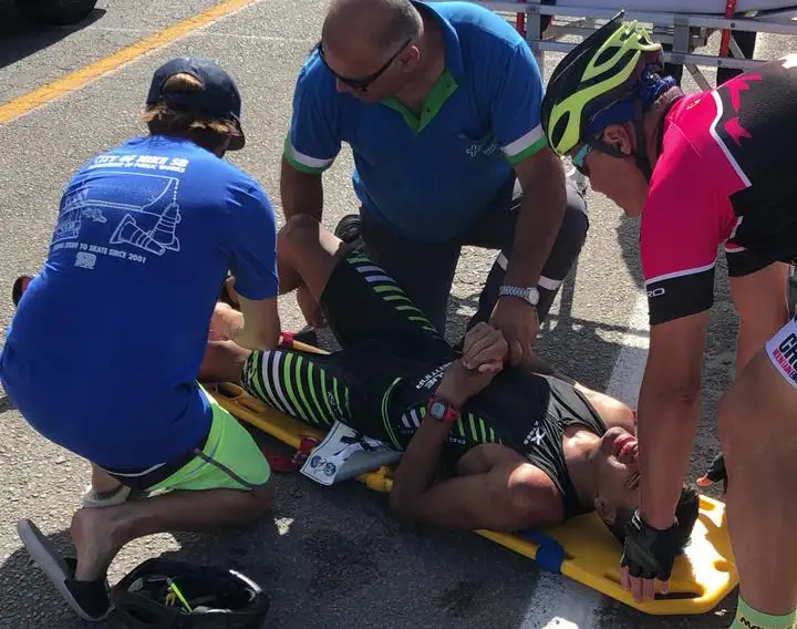 Fuerte accidente entre dos competidores del Triatlón cuando esquivaron un perro