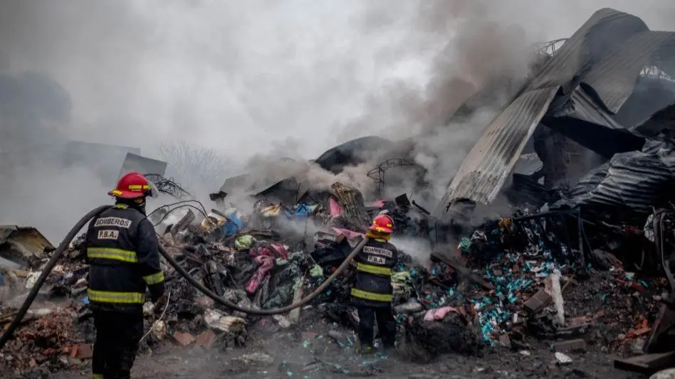 Incendio Av Juan B Justo: "El fuego se produjo en un local habilitado y se extendió a un galpón que estaba clausurado"
