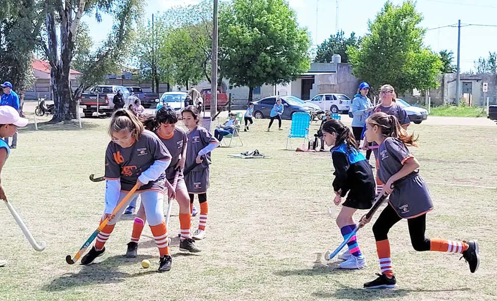 Equipos de San Cayetano en un encuentro de hockey
