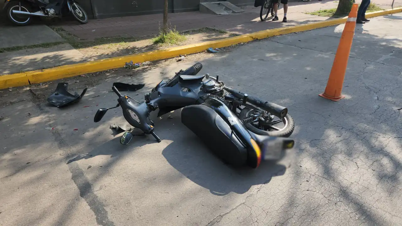 ¿No lo vieron? Chocaron “de lleno” contra un auto estacionado frente a la Comisaría 2ª - 3