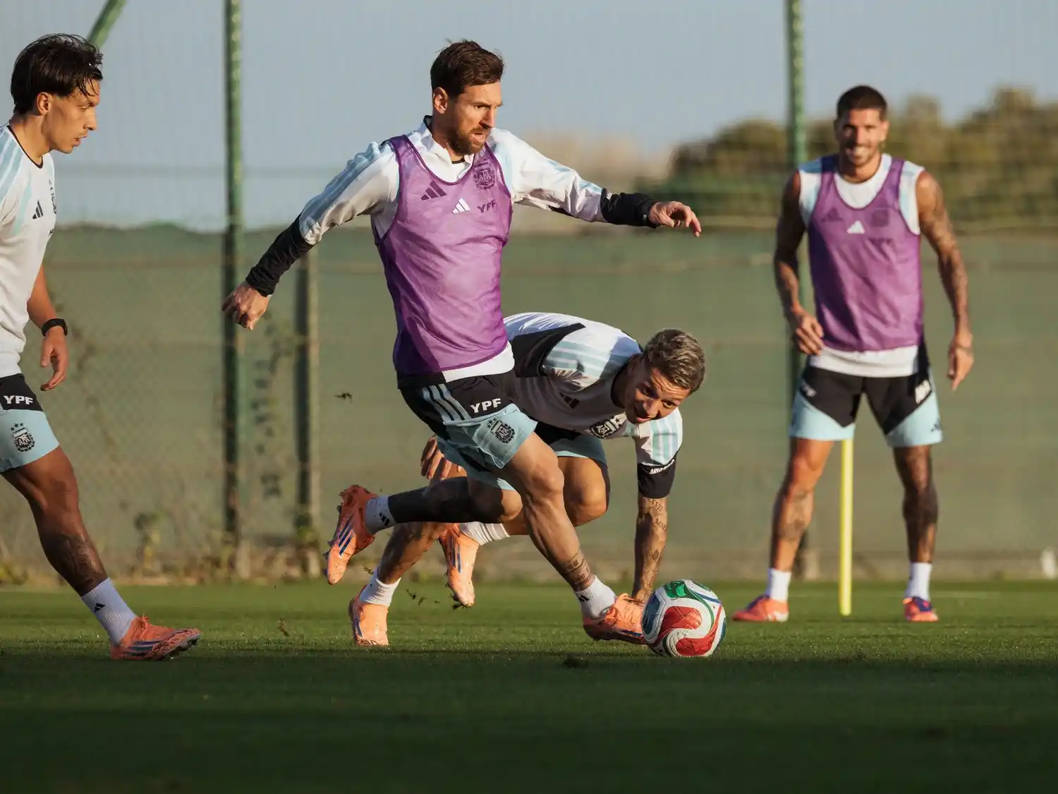 Messi junto a la Selección entrenando en España.Foto:@Argentina