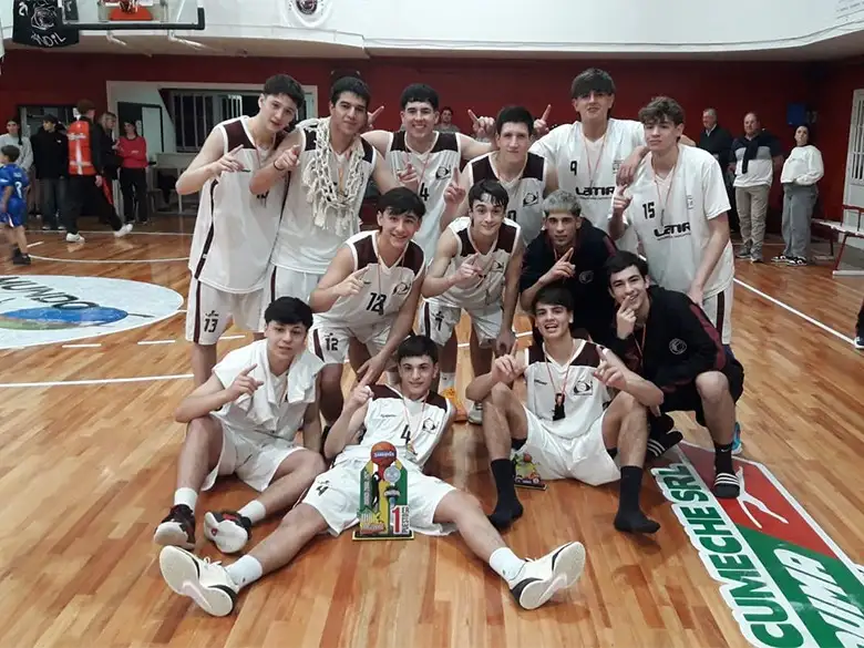 El festejo final de los chicos tandilenses.