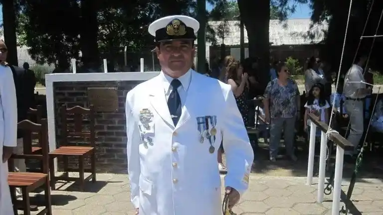 Akins formó parte de la Agrupación Comandos Anfibios, con la que sirvió en la guerra de Malvinas.